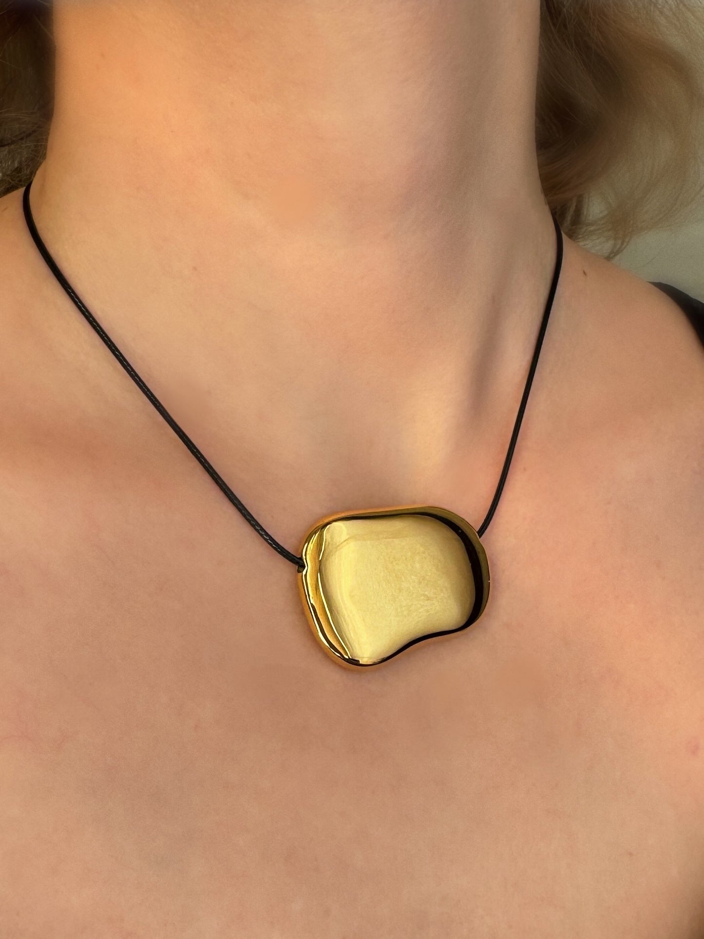 Collier en cordon noir Golden Bean